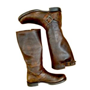 Frye Veronica Boots. Good pre-owned condition. Dark Brown Size 9.5